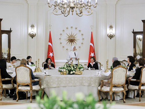 Bayan Gül, Büyükelçi Eşlerini Çankaya Köşkü’nde Ağırladı